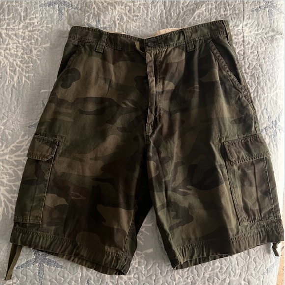 Men's Cargo Camoflauge shorts. Size 38 - Picture 1 of 4